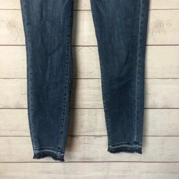 Eddie Bauer Elasian Curvy Crop Raw Hem Medium Wash Skinny Jeans 8 - Picture 6 of 8